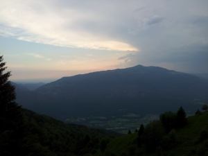 Pri Italijanski vojaški kapelici na Planici (1220 m). Pogled proti Matajurju (1642 m). 11.06.2014