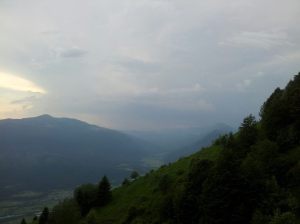 Pri Italijanski vojaški kapelici na Planici (1220 m). Pogled v dolino. 11.06.2014